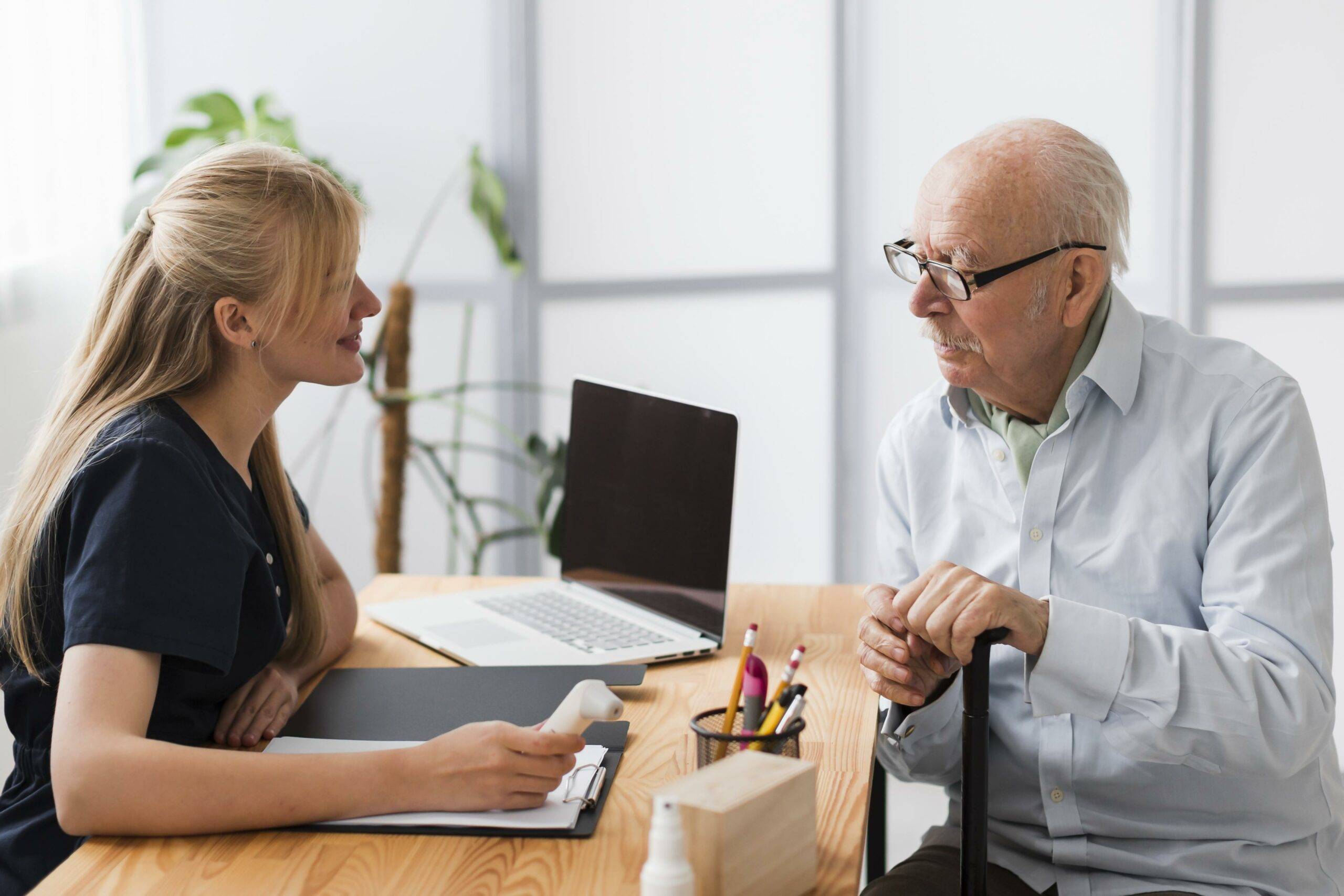 senior-man-having-check-up-with-nurse SPRAAKSTOORNISSEN