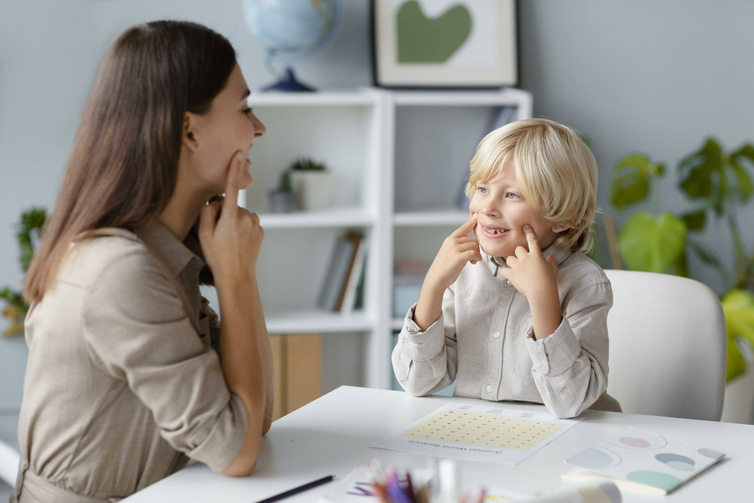 woman-doing-speech-therapy-with-little-blonde-boy(1) Logopedie - Taalontwikkeling